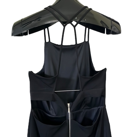 Express asymmetrical exposed strappy back - Picture 9 of 9